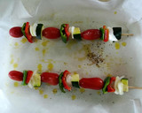 Foto del paso 1 de la receta: Cintas con pollo y brochetas de verdura