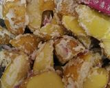 Foto langkah ke 2 dari resep Spicy Potato Wedges.