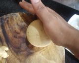 राजस्थानी स्टफ दाल -बाटी(बिना ओवन और बाटी कूकर के)साथ लहसुन चटनी रेसिपी चरण 9 फोटो