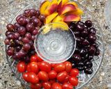 Foto del paso 3 de la receta: 🧀🍒 Tabla de quesos y frutas 🍒🧀 Cereza, Uva, Durazno y Tomates cherry 😲