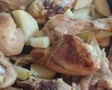 Foto del paso 2 de la receta: Patitas de pollo doradas en sartén, con cebollas, especias y papas