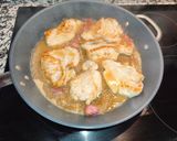 Foto del paso 6 de la receta: Pechuga de pavo con vino blanco, pasas y uva