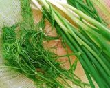 Hình bước làm 2 của món Thịt heo kho cải chua và rau thì là