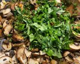 Une image de l'étape 2 de Pâtes aux champignons et pesto de basilic.