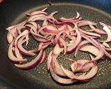 Foto del paso 7 de la receta: Huevos Touché! Tosta de huevos poché, sobre ajo puerro y cebolla morada