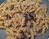 Foto del passaggio 5 della ricetta Fusilli con radicchio, gorgonzola e noci