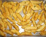 Foto del paso 2 de la receta: Gajos de papas rústicas asadas al romero