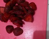 Foto langkah ke 1 dari resep Strawberry yogurt smoothie.