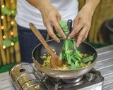 รูปขั้นตอนการทำที่ 18 ของ ข้าวผัดแกงเขียวหวาน ไก่ อาหารไทย เมนูผัด วิธีทำง่ายๆ