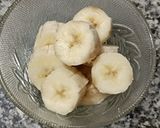 A picture of step 1 of Banana Soyamilk Smoothie.