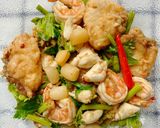 รูปขั้นตอนการทำที่ 2 ของ กุ้งหอยปูปลาผัดขึ้นฉ่าย 🦐 🦪 🦀 🐟 / Stir seafood with celery