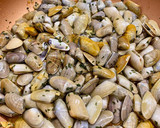 Foto del paso 3 de la receta: Coquinas al ajillo