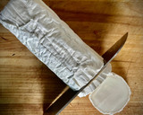 Foto del paso 2 de la receta: Bocadillo caliente de rulo cabra con bonito y cebolla caramelizada