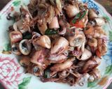Foto langkah ke 6 dari resep Cumi asin tumis cabai hijau.