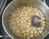 A picture of step 1 of Punjabi chhole.