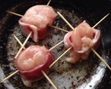 Foto del paso 11 de la receta: Rollitos de pollo envuelto en tocino y salsa teriyaki con papas a la mantequilla, romero y merkén