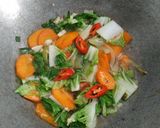 Foto langkah ke 4 dari resep Tumis Brokoli Sawi Putih.