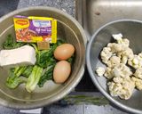 Foto langkah ke 1 dari resep Tomyam vegetables with boiled egg.