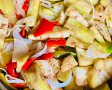 Foto del paso 3 de la receta: REVUELTO DE VERDURAS CON HUEVOS FRITOS 🧅🫑🍆🥔🧄🥚🥚🥘