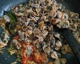 Foto langkah ke 2 dari resep Tumis Kerang Pedas.