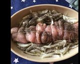 Une image de l'étape 4 de Roulé de dinde farci au pesto et fromage grec avec ses oignons confits.