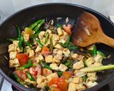 Foto langkah ke 4 dari resep Tumis Tauco Tahu Tongkol.