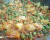A picture of step 4 of Dry aloo matar.