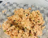 Foto del paso 3 de la receta: Hamburguesas de salmón con Ensalada Caigua Chilena y mix de pimientos Hongos!!