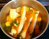 Foto del paso 3 de la receta Merluza al ajillo con alcachofas, gambas y almejas