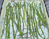 Une image de l'étape 4 de Quiche aux asperges vertes.