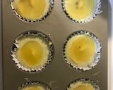 Hình bước làm 3 của món Bánh bông lan sữa chua phomai hoa đậu biếc topping kiwi