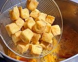 A picture of step 7 of Bún riêu cua with crispy pork fat.