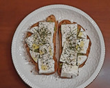 Foto del paso 2 de la receta: Tostadas con aguacate, queso fresco al ajo y perejil