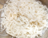 Foto del paso 5 de la receta: Fideos de arroz con pollo, setas y verduras 🍝