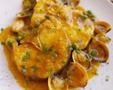 Foto del paso 7 de la receta Merluza y almejas en salsa de azafrán y cúrcuma