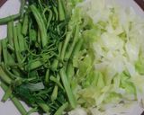 รูปขั้นตอนการทำที่ 3 ของ ยำผักกระเฉดหมูยอ #กินผักรักสุขภาพ6