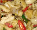 Foto langkah ke 4 dari resep Tumis Pedas Kulit Ayam (Bumbu Iris).