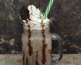 A picture of step 7 of Oreo Milkshake.