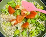 Foto langkah ke 4 dari resep Tumis Brokoli Jamur Tomat.