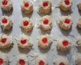Foto langkah ke 6 dari resep Strawberry Thumbprint Chesee Cookies.