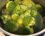 Une image de l'étape 2 de Brocolis sauce crémeuse au bouillon de crevettes et cresson.