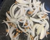 Hagymás sült bab kemencében recept fázis 2 fotója