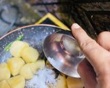 মিরচি আলু (mirchi aloo recipe in Bengali) রেসিপির ধাপ 2 ছবি