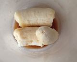 Foto del paso 1 de la receta: Paletas plátano con leche y vainilla