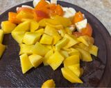 Foto del paso 1 de la receta: Desayuno saludable (durazno, Damasco, banana, semillas, pasas y frutos secos) y yogurt