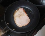 Foto del paso 3 de la receta: Bocadillo de lomo con tortilla francesa, tomate asado y alioli