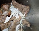 صورة لخطوة 2 من وصفة لحمة بالبصل(كباب حله)
