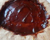 Foto del paso 5 de la receta: Tarta de durazno con bordes de chocolates.