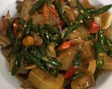 Foto langkah ke 3 dari resep Tumis kikil cabai hijau.