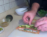 Foto del paso 4 de la receta: Tosta de salmón, aguacate y queso crema